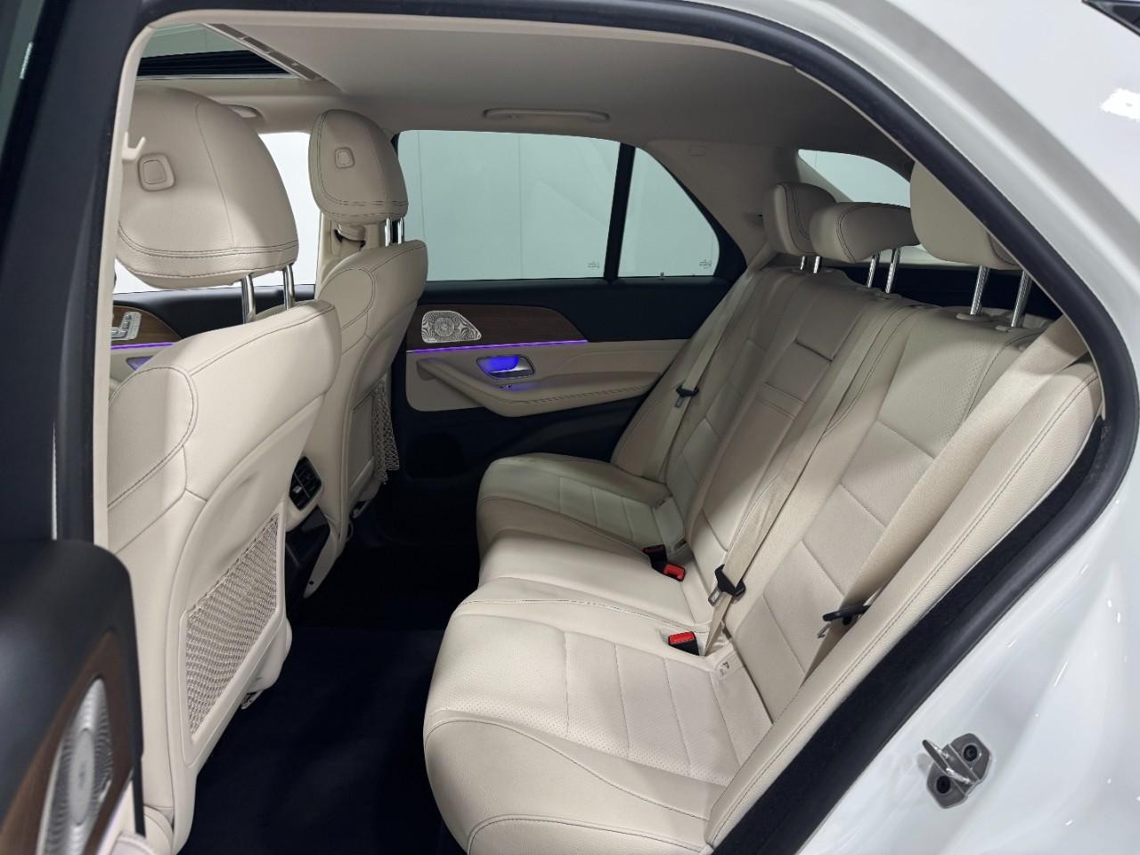 Mercedes-Benz GLE Vehicle Full-screen Gallery Image 8