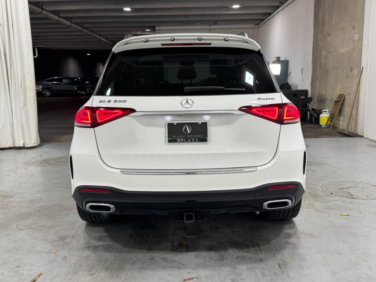 Mercedes-Benz GLE Vehicle Full-screen Gallery Image 9