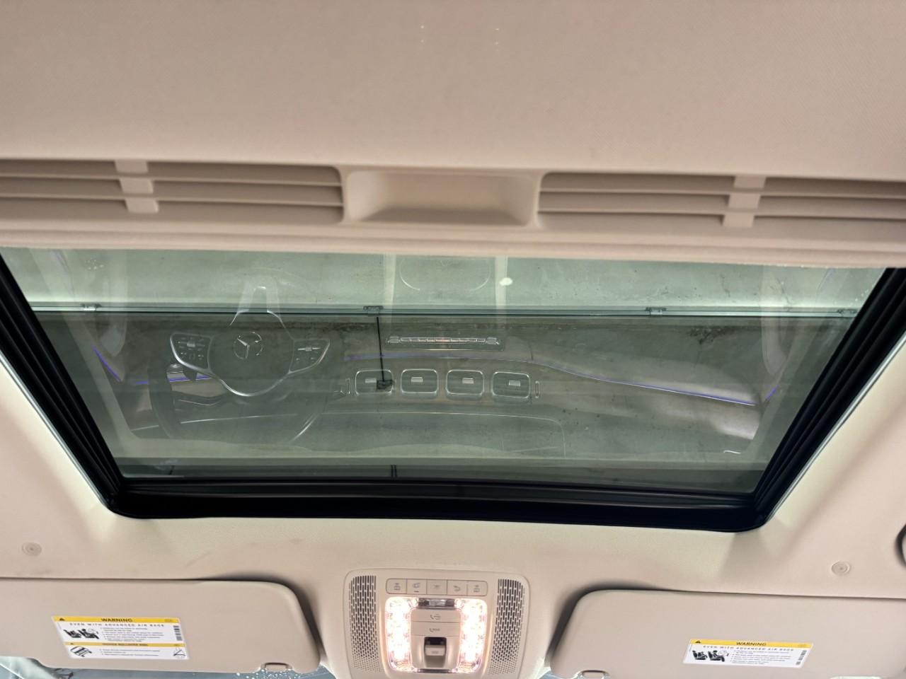 Mercedes-Benz GLE Vehicle Full-screen Gallery Image 11