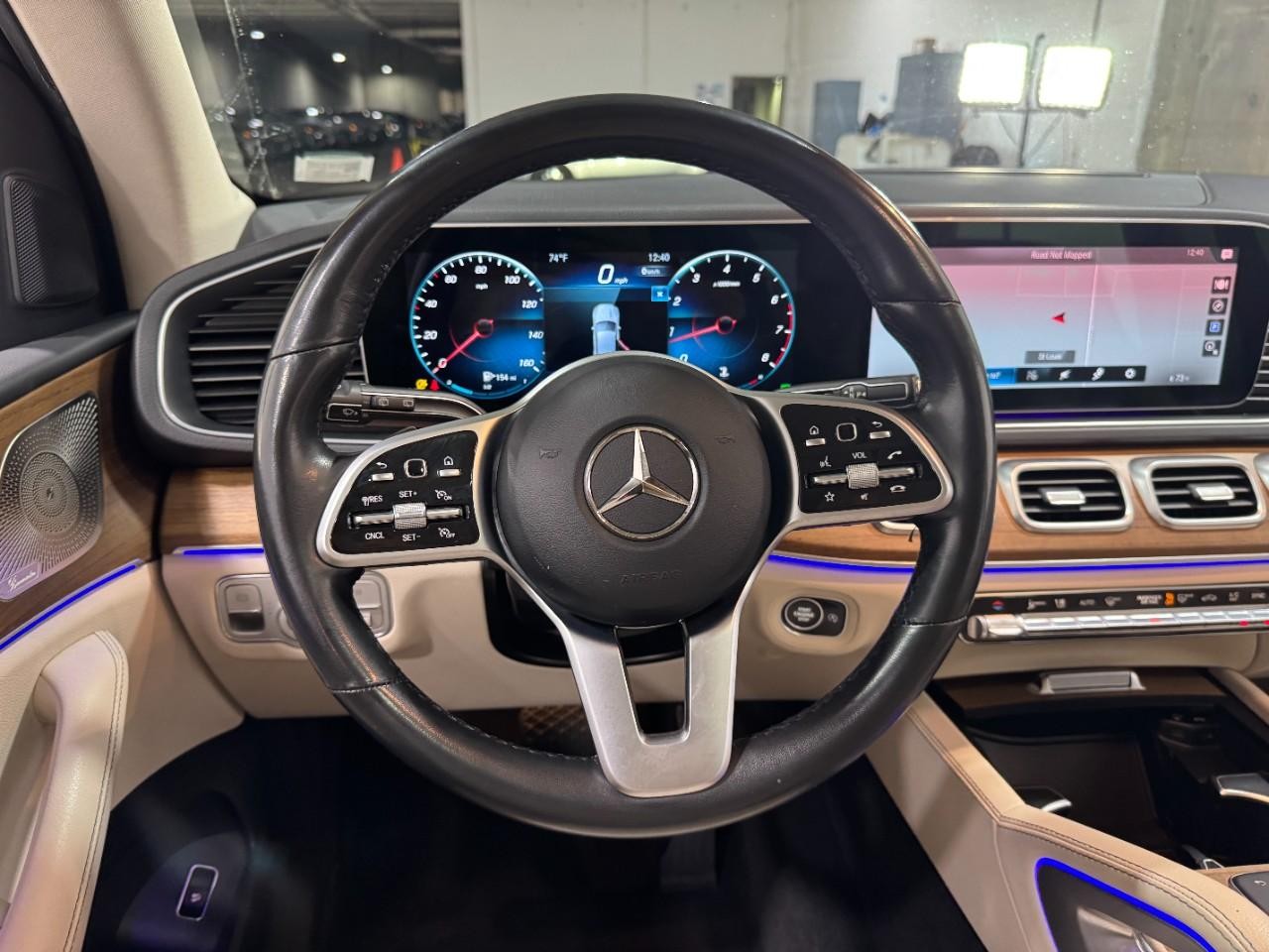 Mercedes-Benz GLE Vehicle Full-screen Gallery Image 13