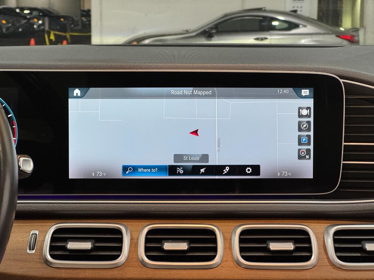 Mercedes-Benz GLE Vehicle Full-screen Gallery Image 14