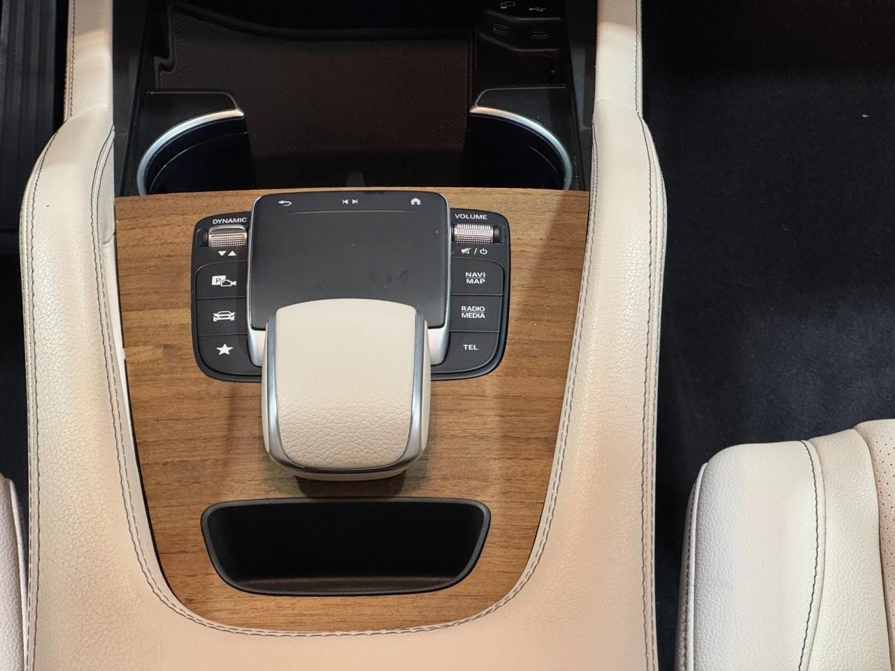 Mercedes-Benz GLE Vehicle Full-screen Gallery Image 16