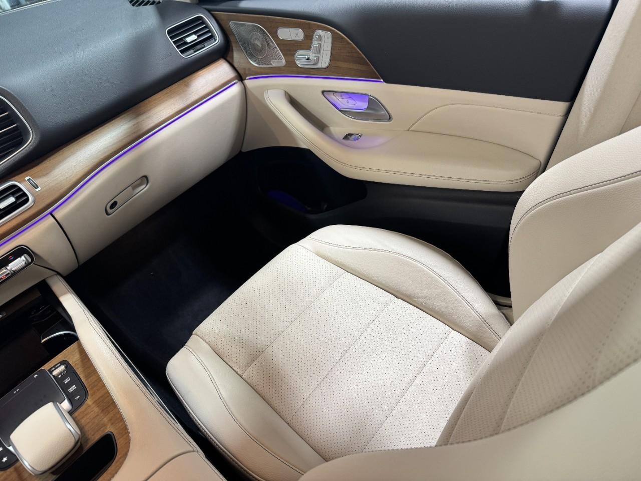 Mercedes-Benz GLE Vehicle Full-screen Gallery Image 17