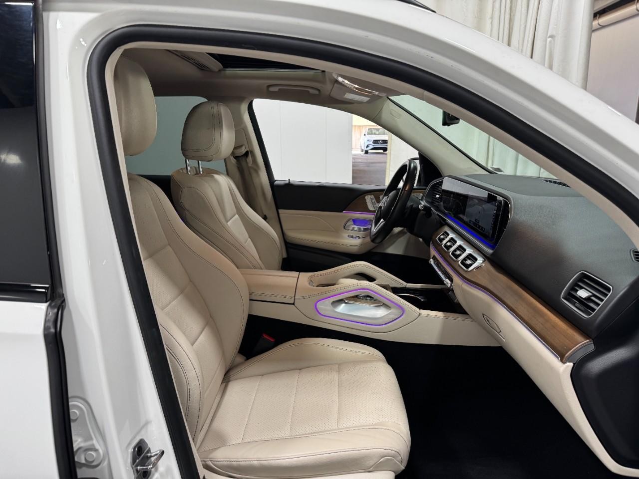 Mercedes-Benz GLE Vehicle Full-screen Gallery Image 18