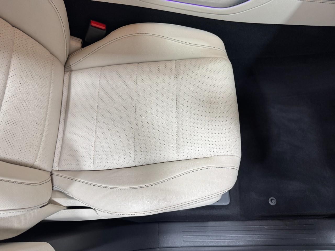 Mercedes-Benz GLE Vehicle Full-screen Gallery Image 19