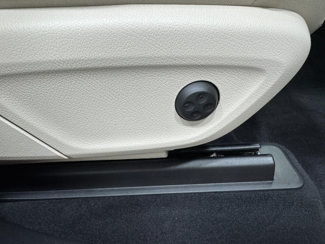 Mercedes-Benz GLE Vehicle Full-screen Gallery Image 20