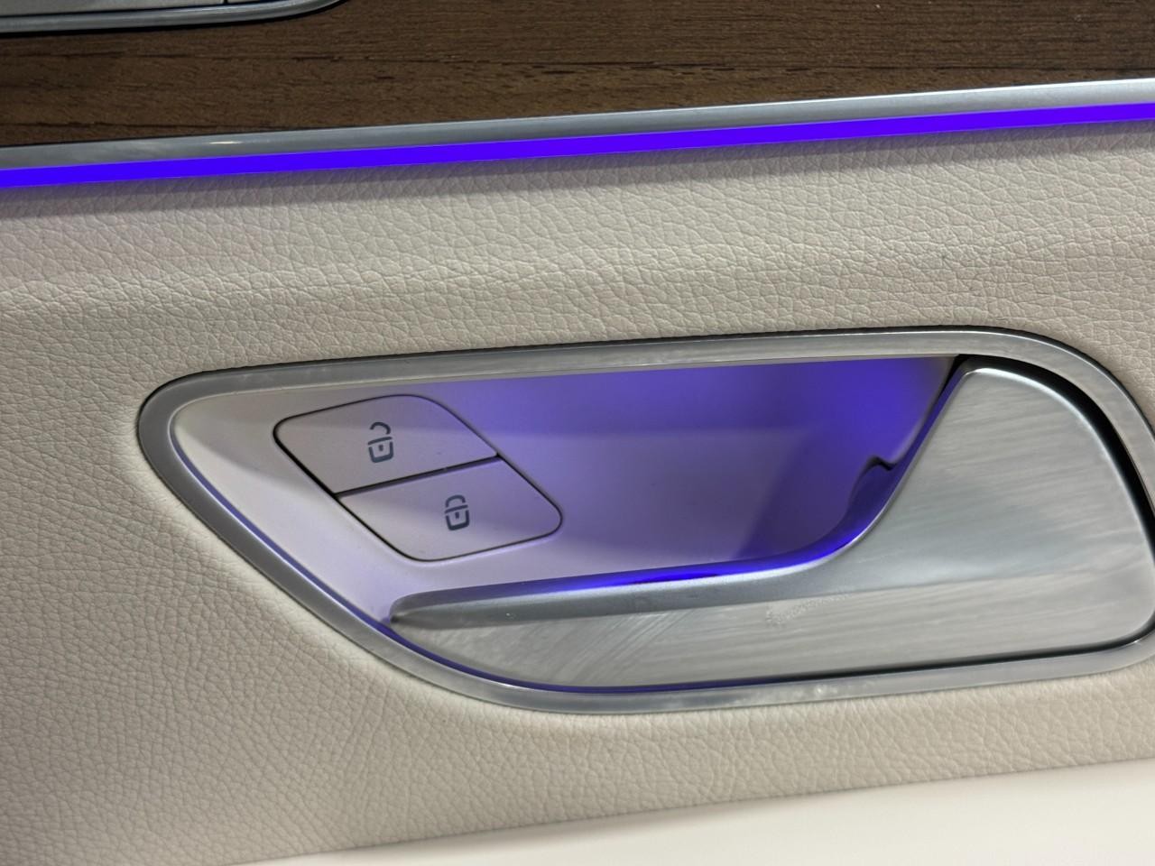 Mercedes-Benz GLE Vehicle Full-screen Gallery Image 22