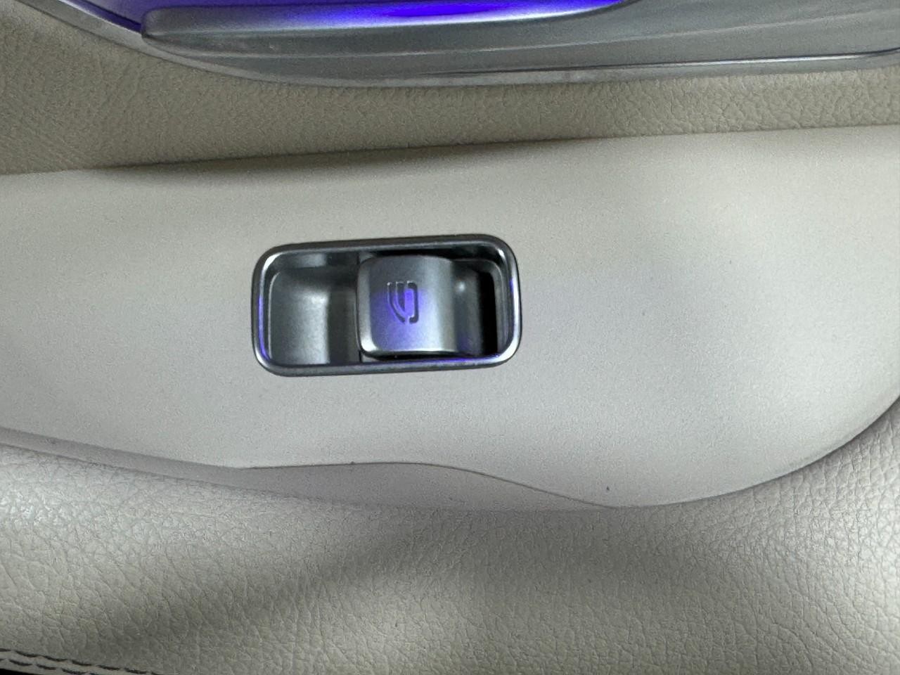 Mercedes-Benz GLE Vehicle Full-screen Gallery Image 23