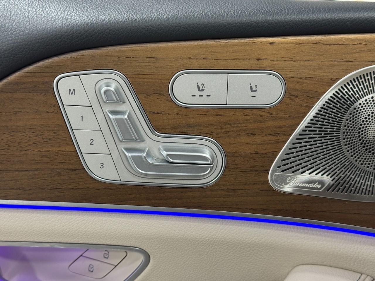 Mercedes-Benz GLE Vehicle Full-screen Gallery Image 25