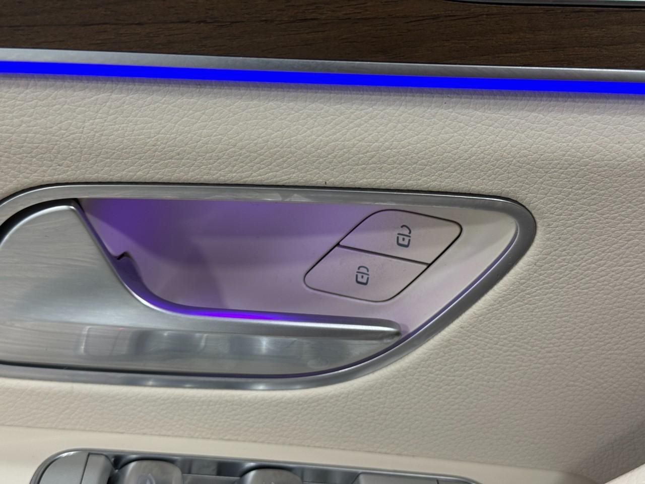 Mercedes-Benz GLE Vehicle Full-screen Gallery Image 26