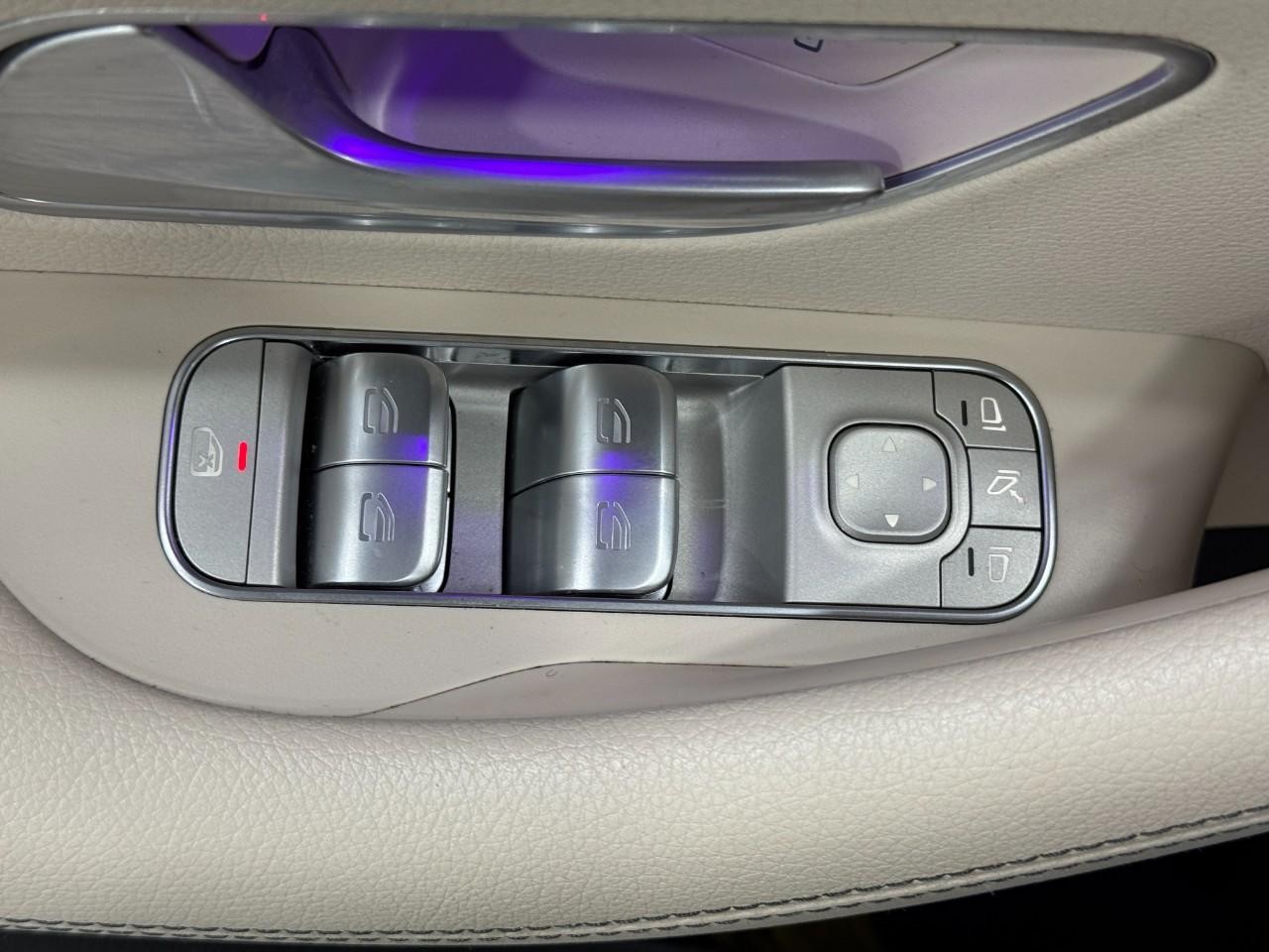 Mercedes-Benz GLE Vehicle Full-screen Gallery Image 27