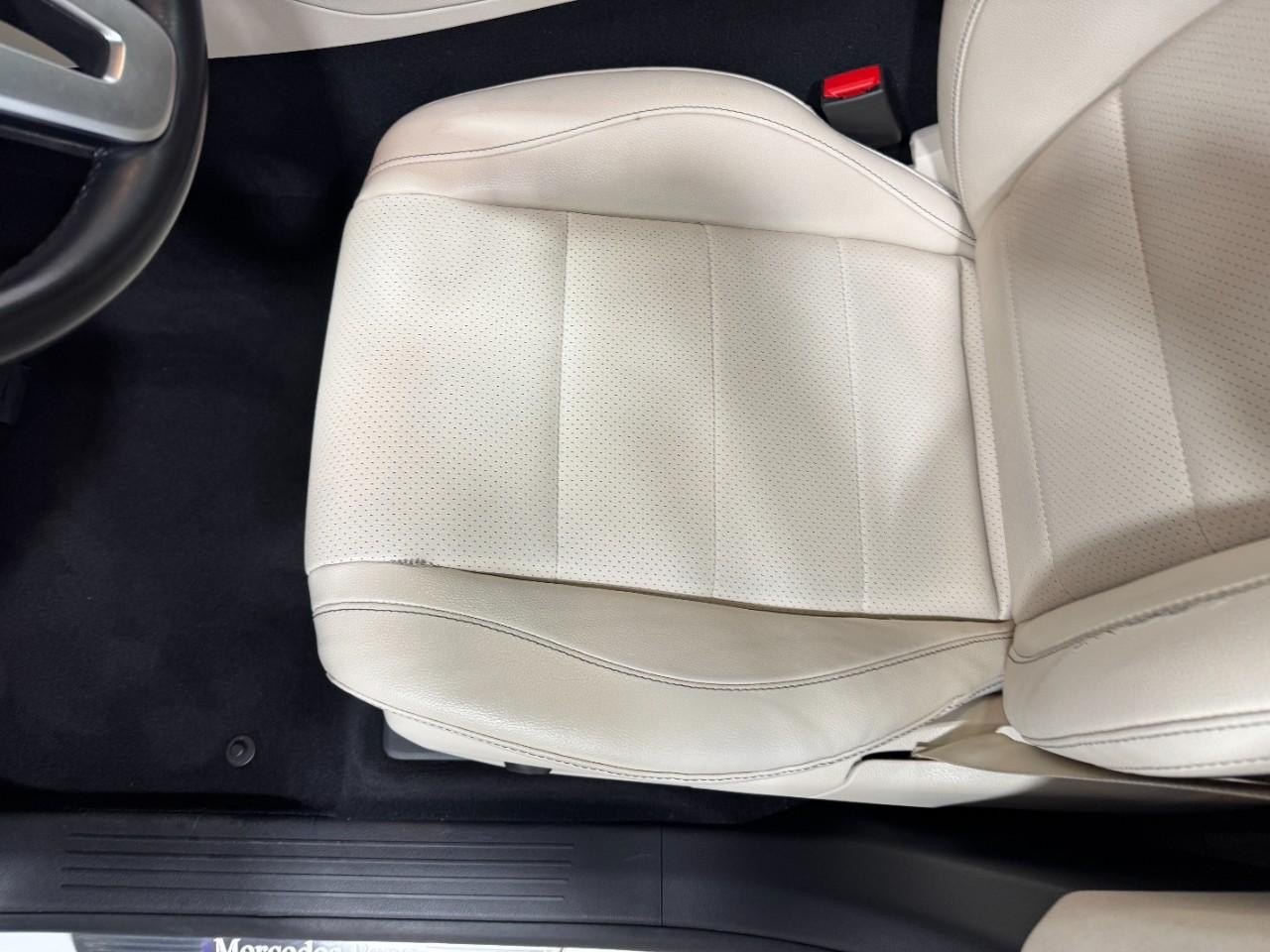 Mercedes-Benz GLE Vehicle Full-screen Gallery Image 30