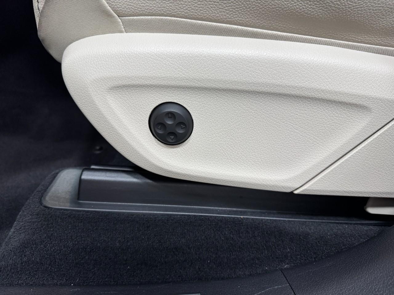 Mercedes-Benz GLE Vehicle Full-screen Gallery Image 31