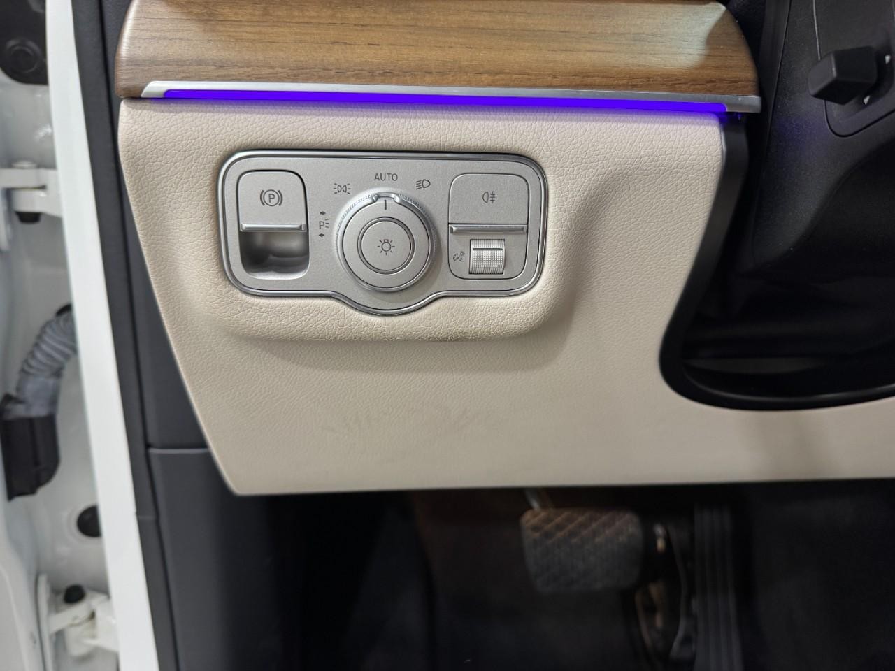 Mercedes-Benz GLE Vehicle Full-screen Gallery Image 32