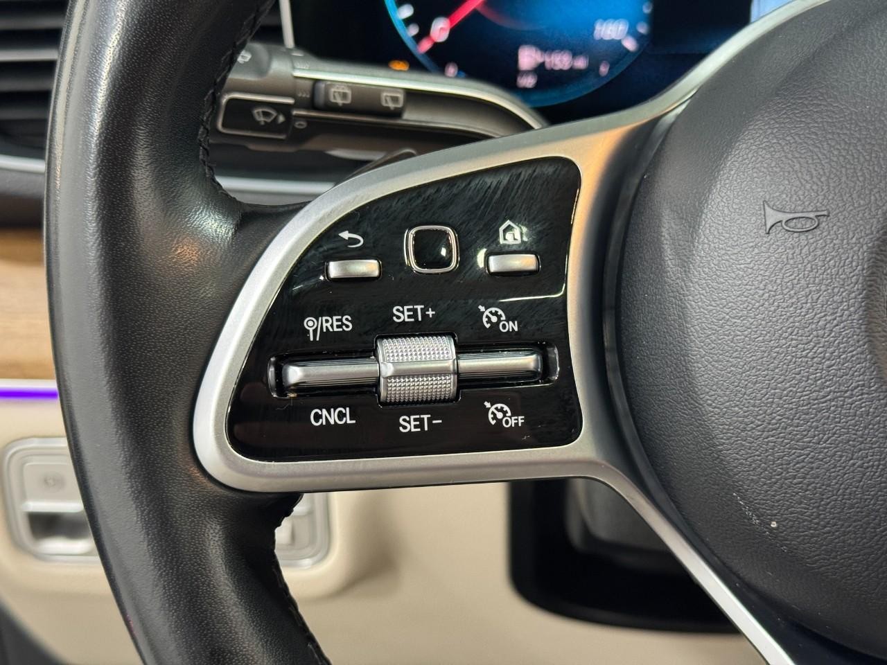 Mercedes-Benz GLE Vehicle Full-screen Gallery Image 33