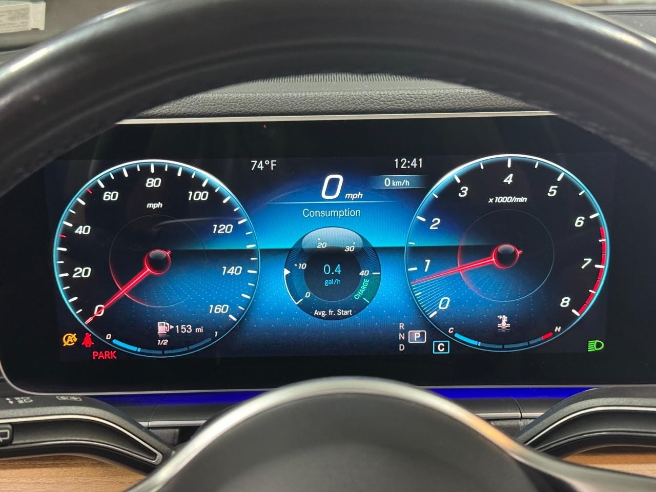 Mercedes-Benz GLE Vehicle Full-screen Gallery Image 35