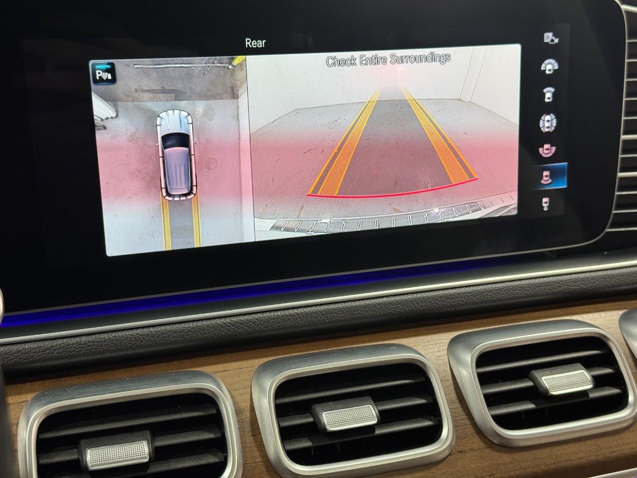 Mercedes-Benz GLE Vehicle Full-screen Gallery Image 37