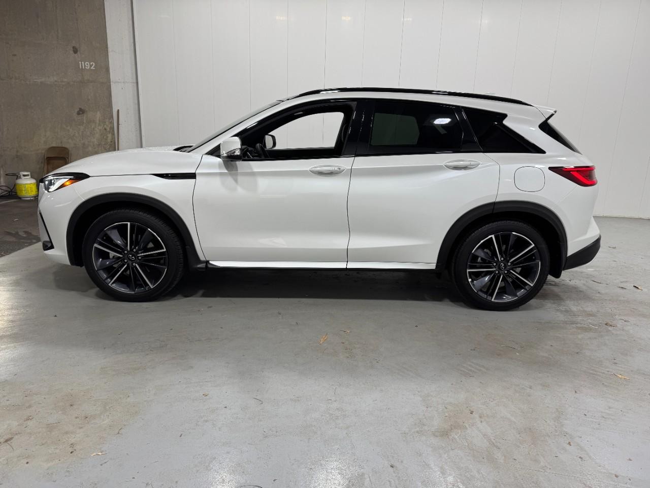 INFINITI QX50 Vehicle Full-screen Gallery Image 2