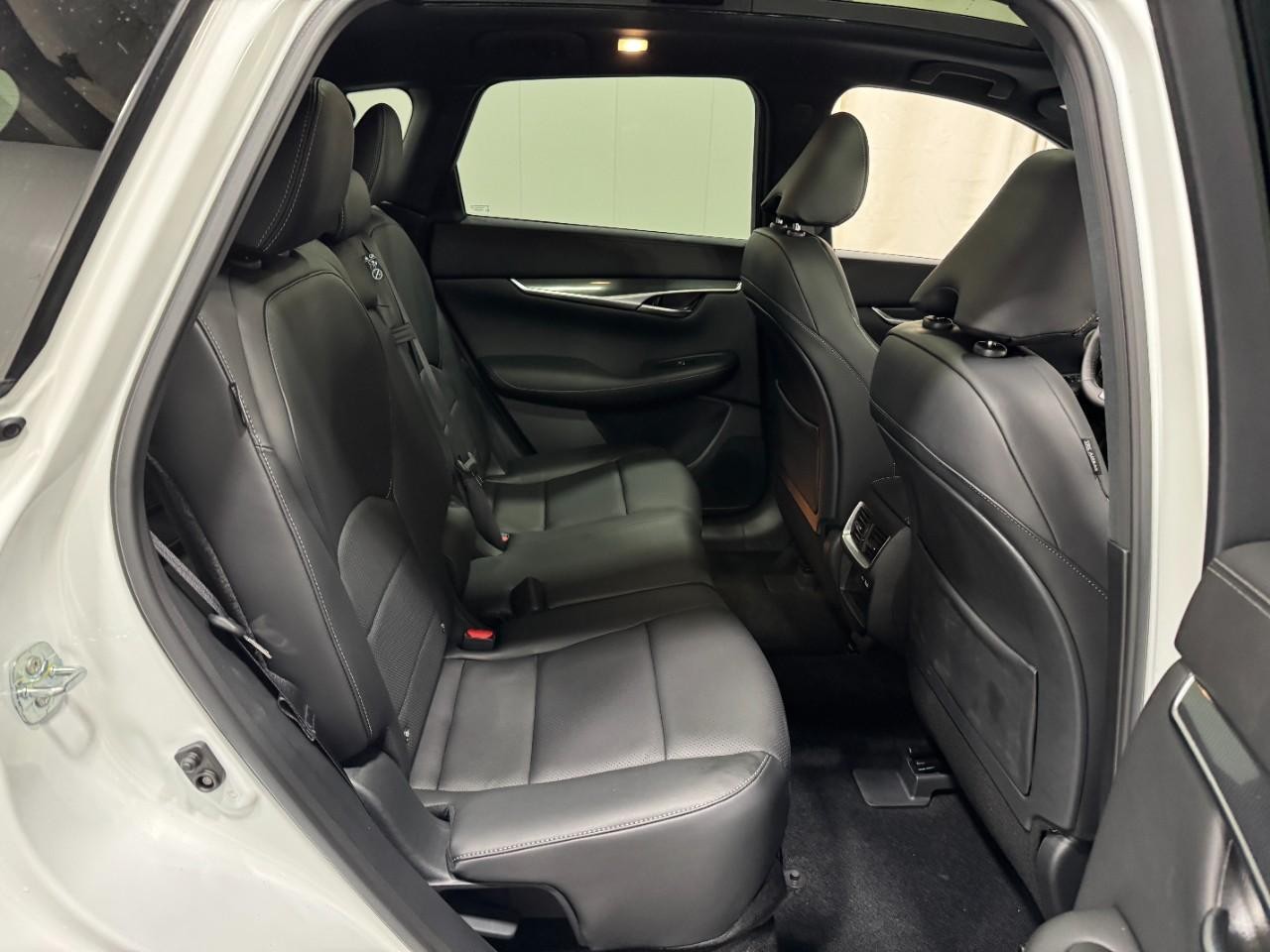 INFINITI QX50 Vehicle Full-screen Gallery Image 10