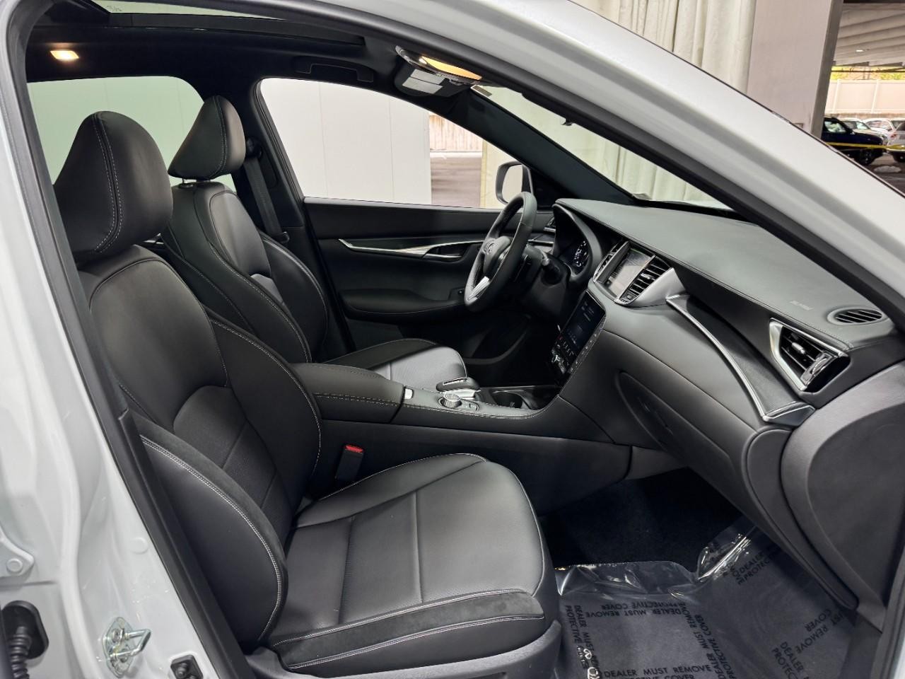 INFINITI QX50 Vehicle Full-screen Gallery Image 18