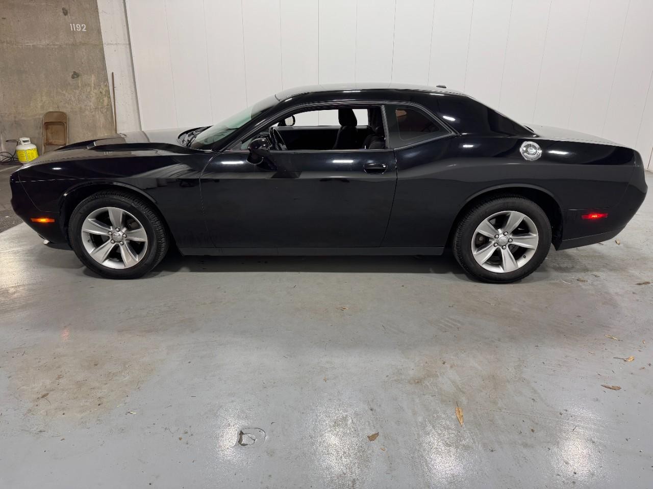 Dodge Challenger Vehicle Full-screen Gallery Image 2