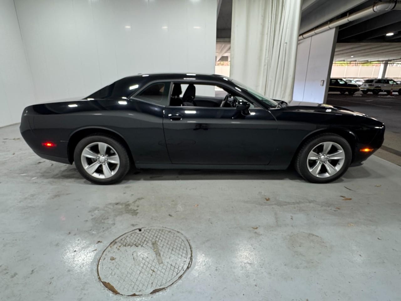 Dodge Challenger Vehicle Full-screen Gallery Image 3