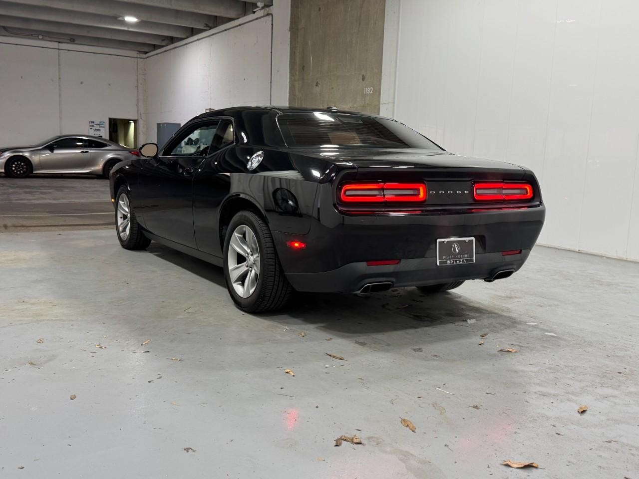 Dodge Challenger Vehicle Full-screen Gallery Image 4