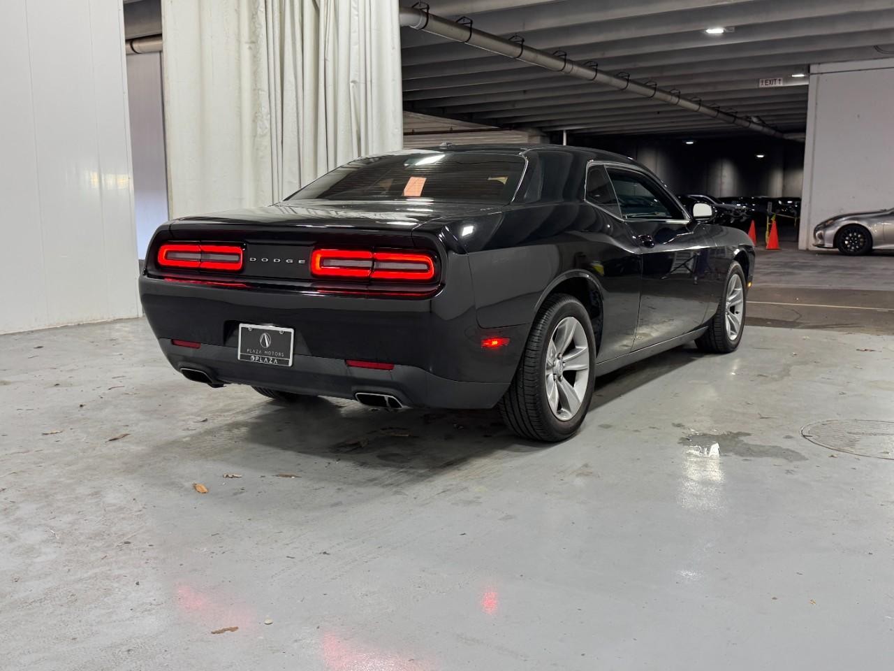 Dodge Challenger Vehicle Full-screen Gallery Image 5