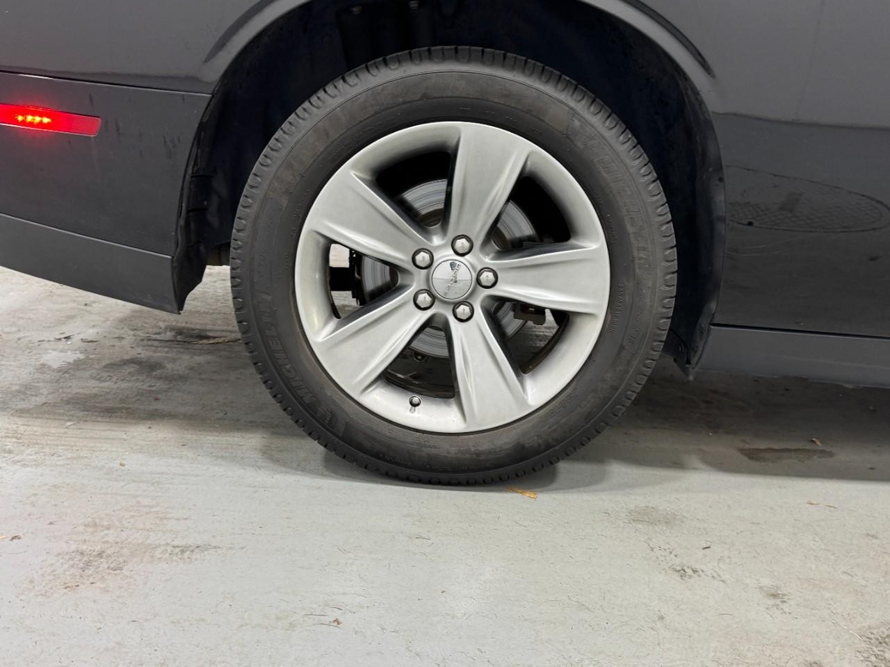 Dodge Challenger Vehicle Full-screen Gallery Image 6