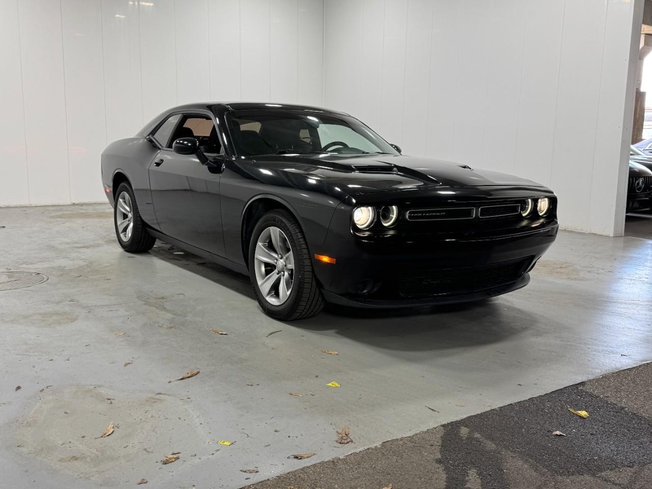 Dodge Challenger Vehicle Full-screen Gallery Image 7