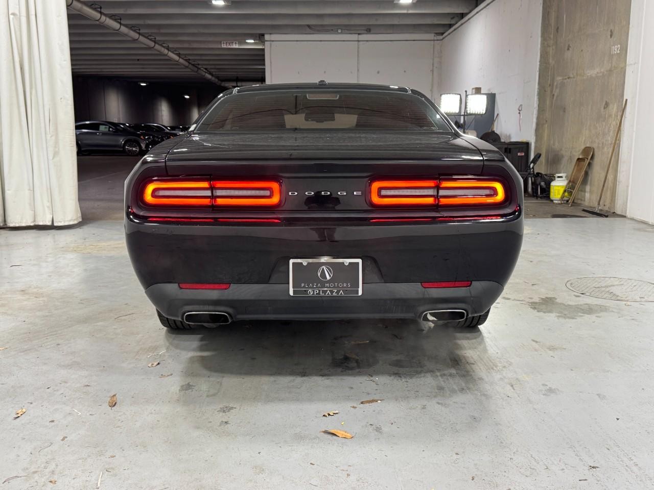 Dodge Challenger Vehicle Full-screen Gallery Image 10