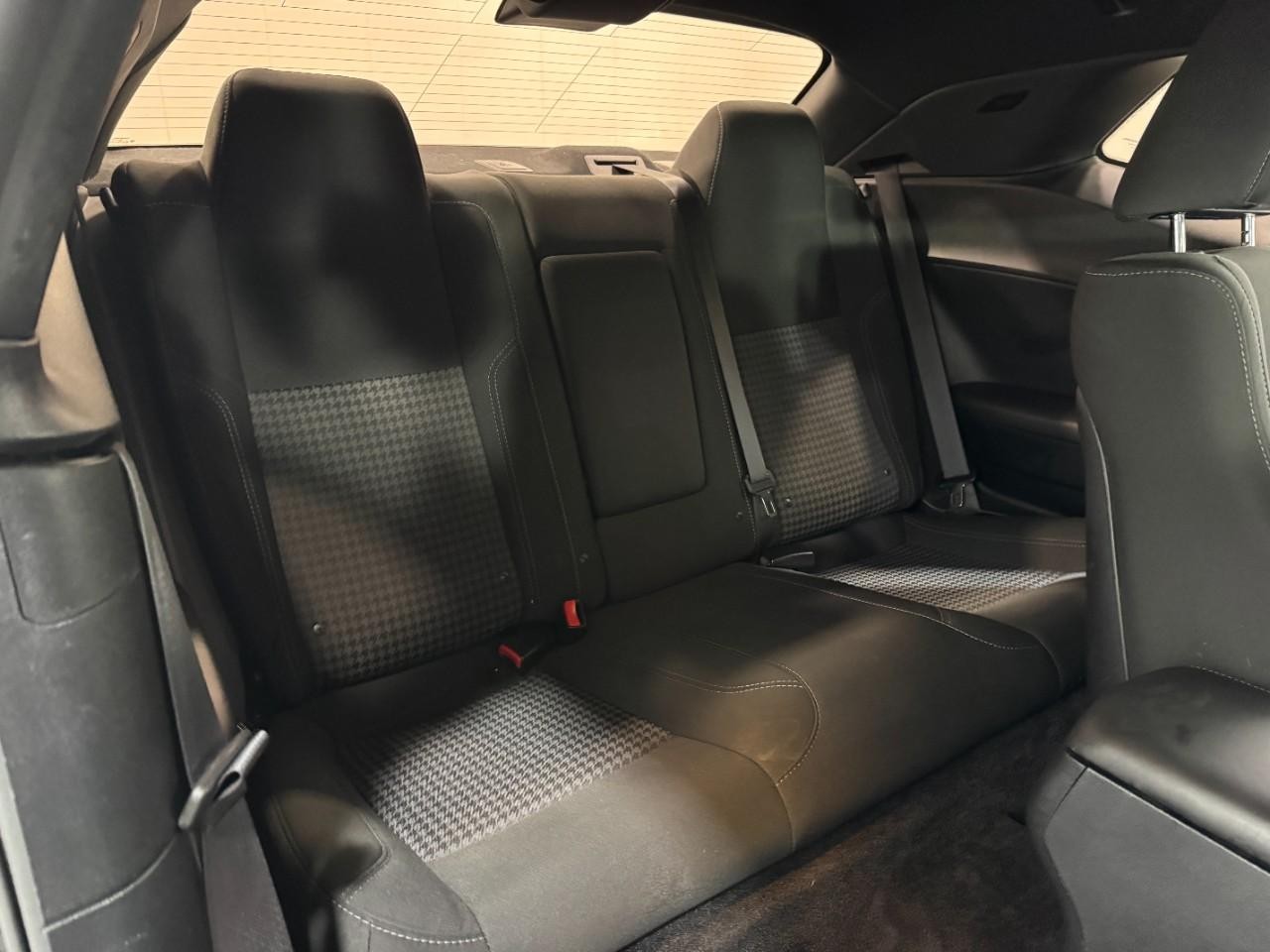 Dodge Challenger Vehicle Full-screen Gallery Image 11