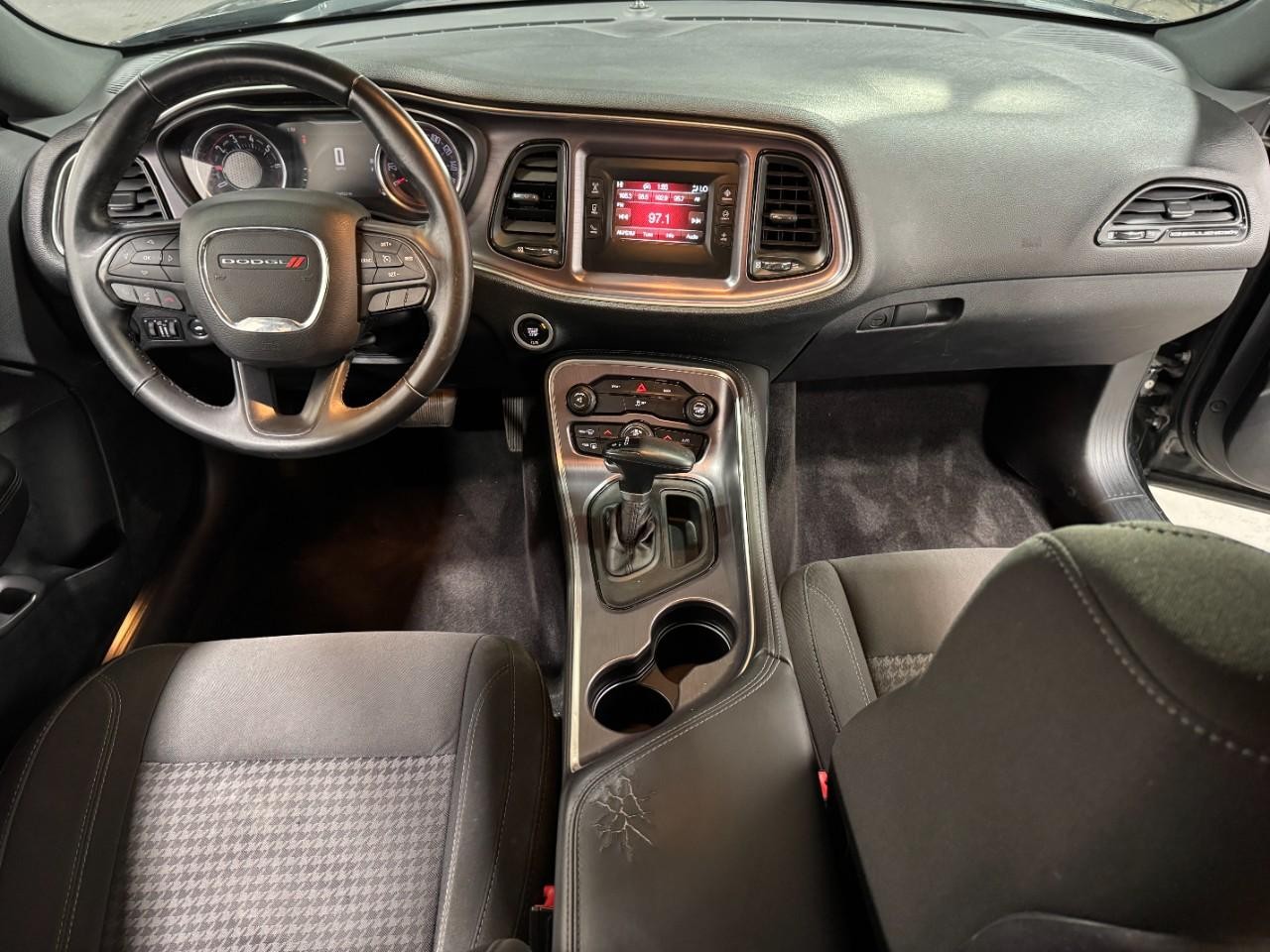 Dodge Challenger Vehicle Full-screen Gallery Image 12