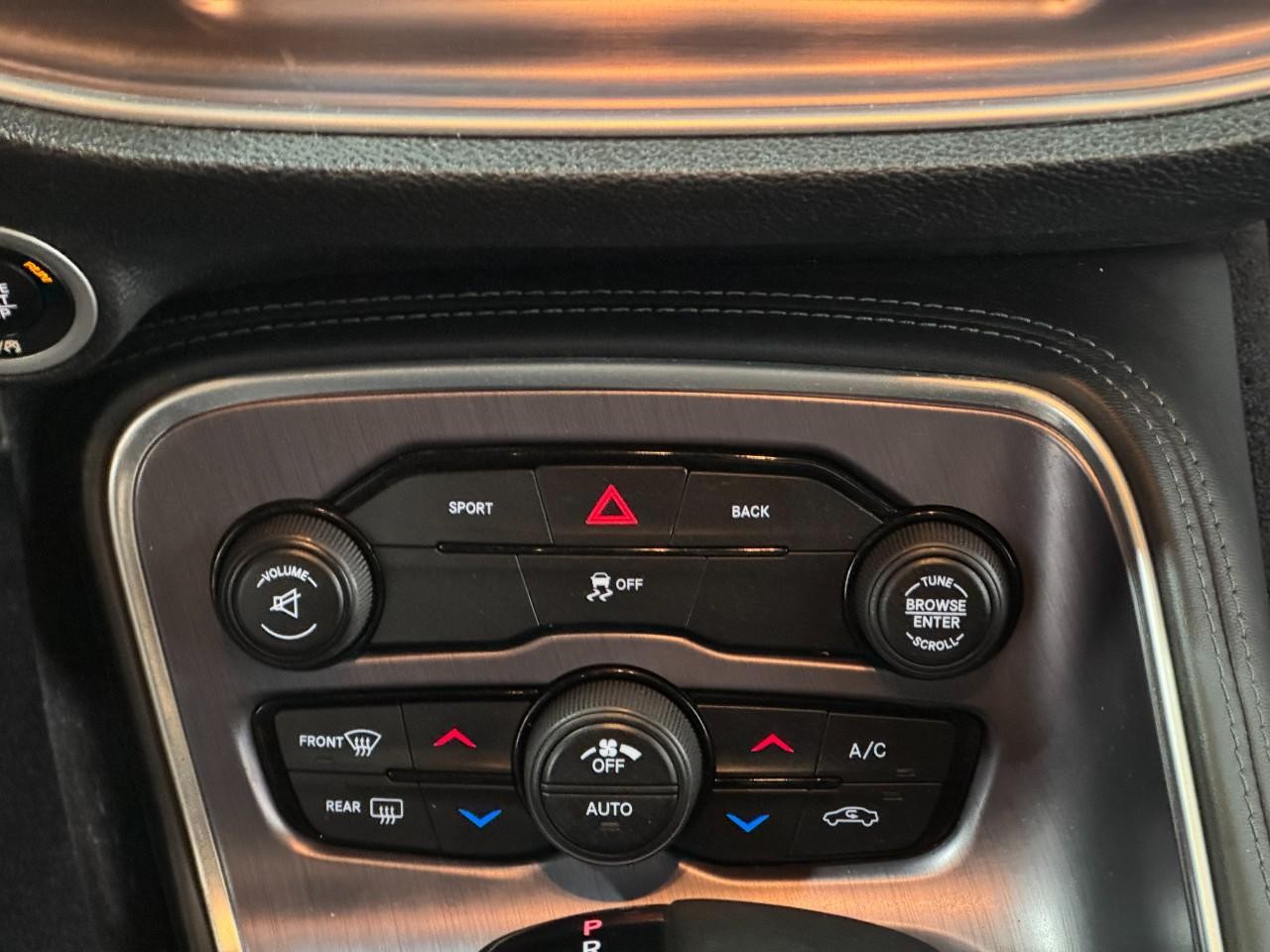 Dodge Challenger Vehicle Full-screen Gallery Image 15