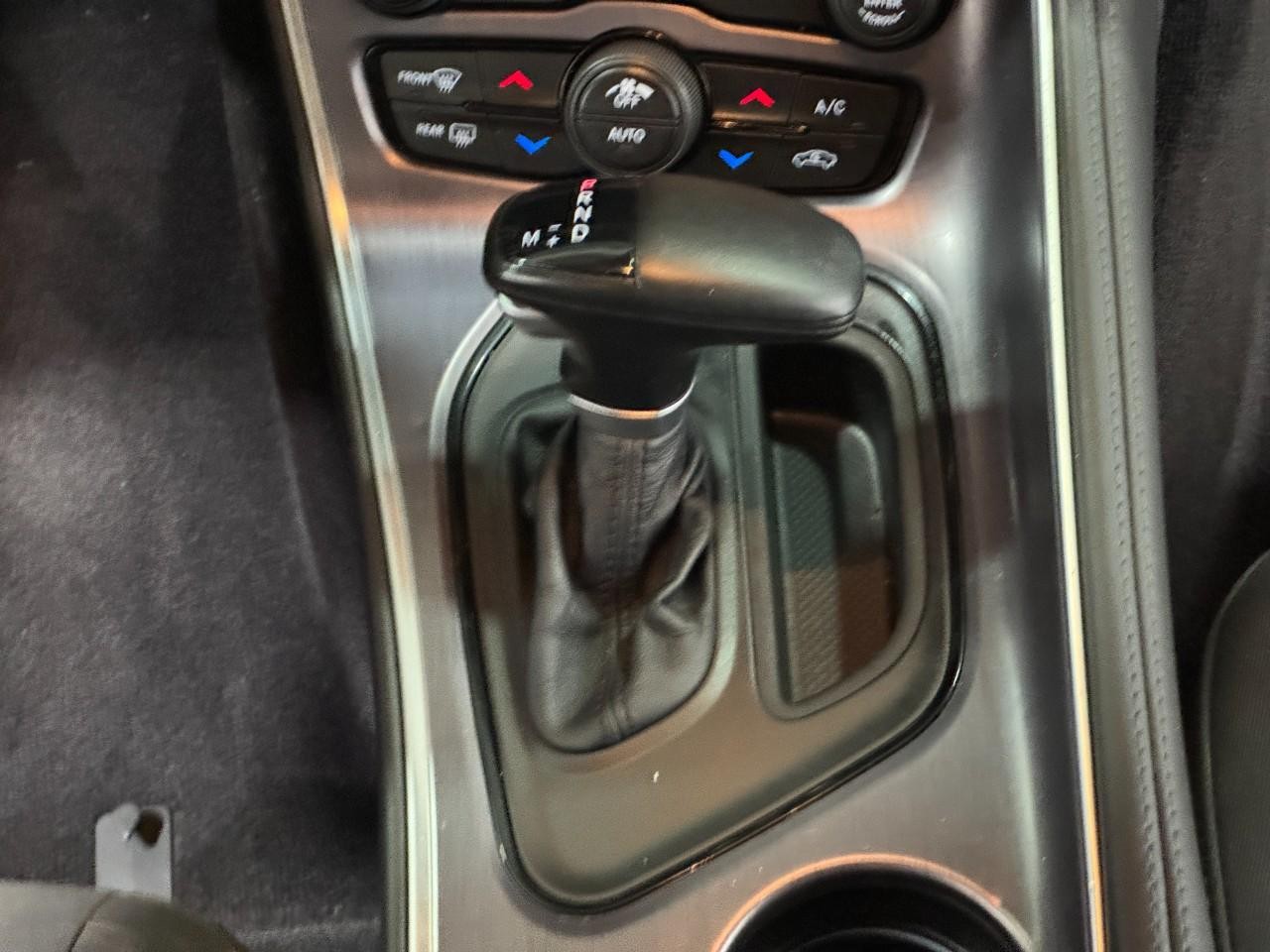 Dodge Challenger Vehicle Full-screen Gallery Image 16