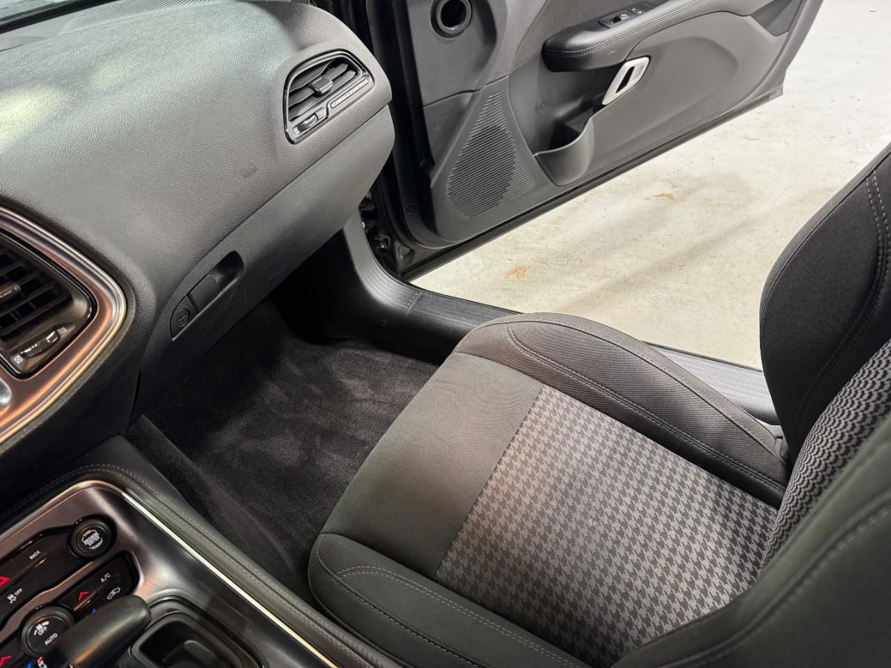 Dodge Challenger Vehicle Full-screen Gallery Image 17