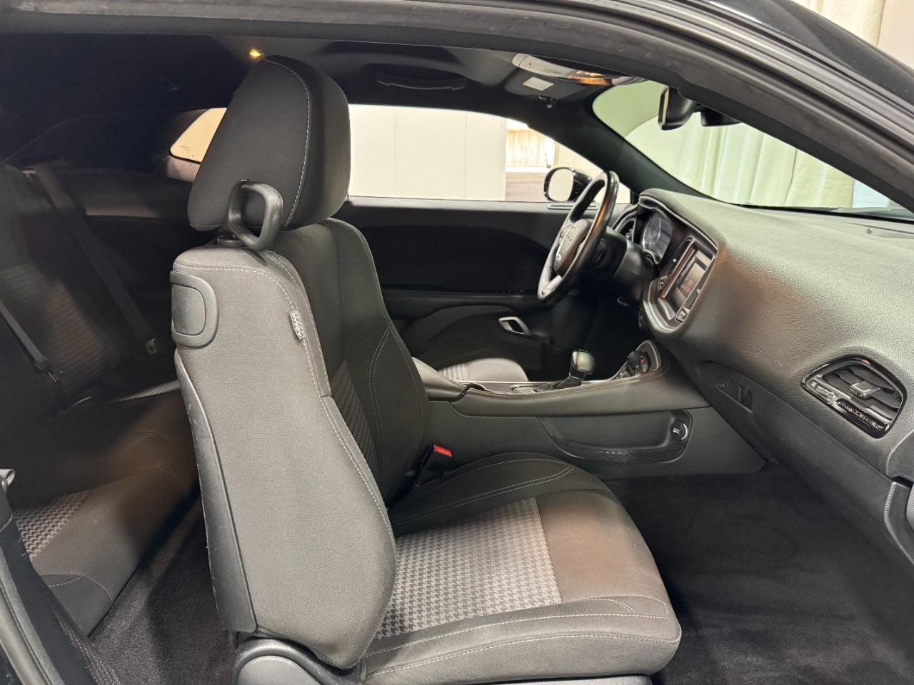 Dodge Challenger Vehicle Full-screen Gallery Image 18