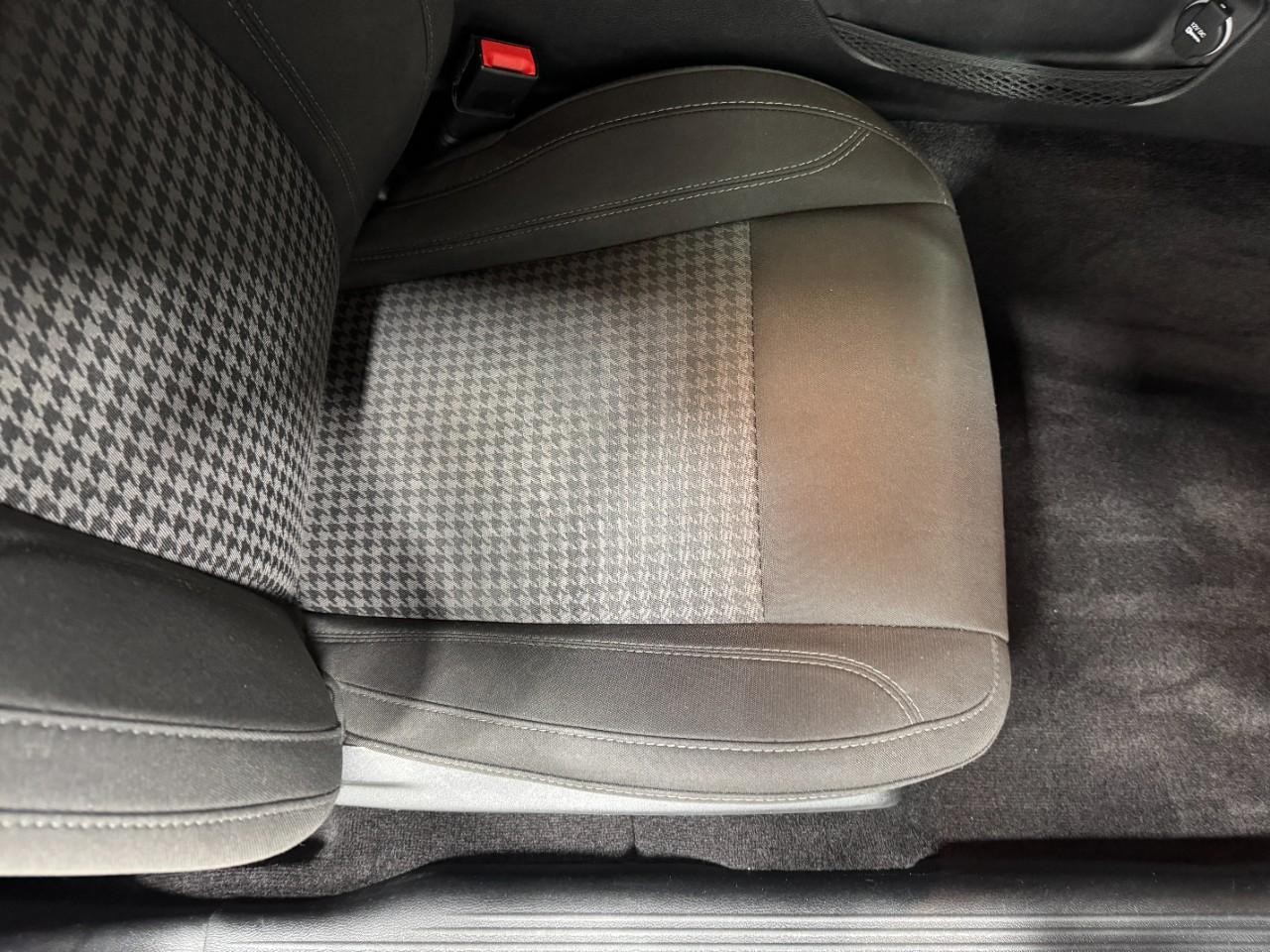 Dodge Challenger Vehicle Full-screen Gallery Image 19