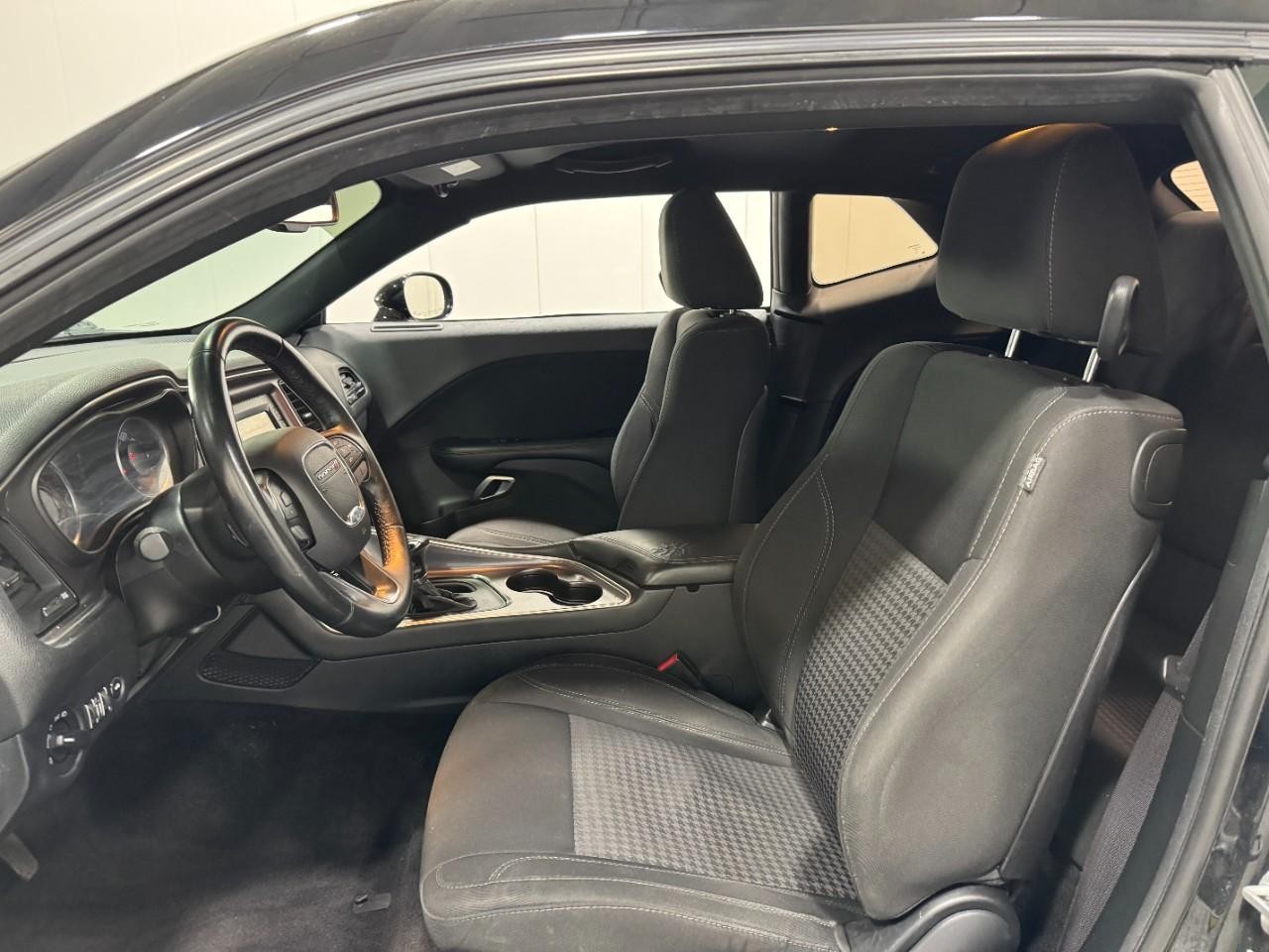 Dodge Challenger Vehicle Full-screen Gallery Image 22