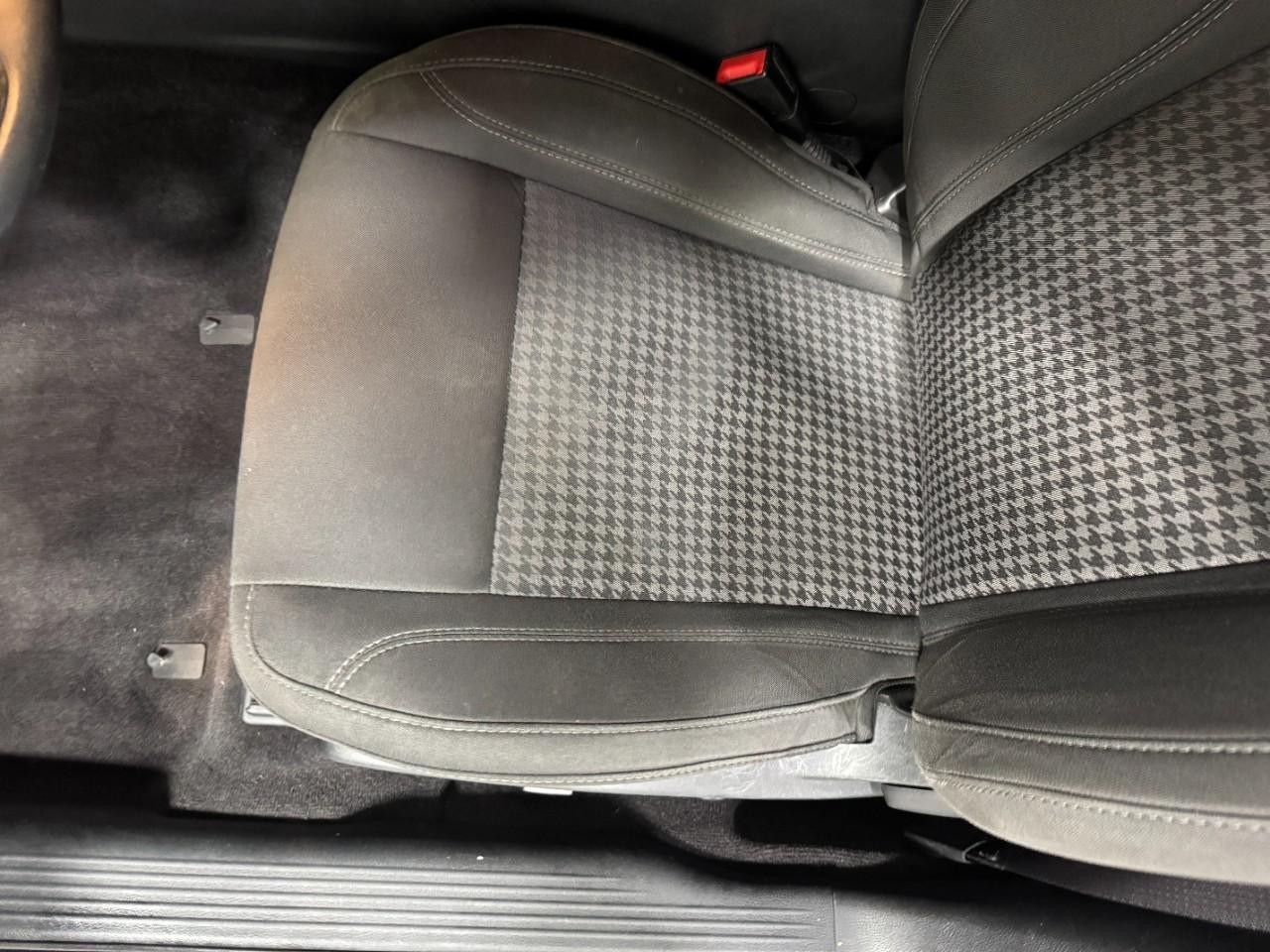 Dodge Challenger Vehicle Full-screen Gallery Image 23