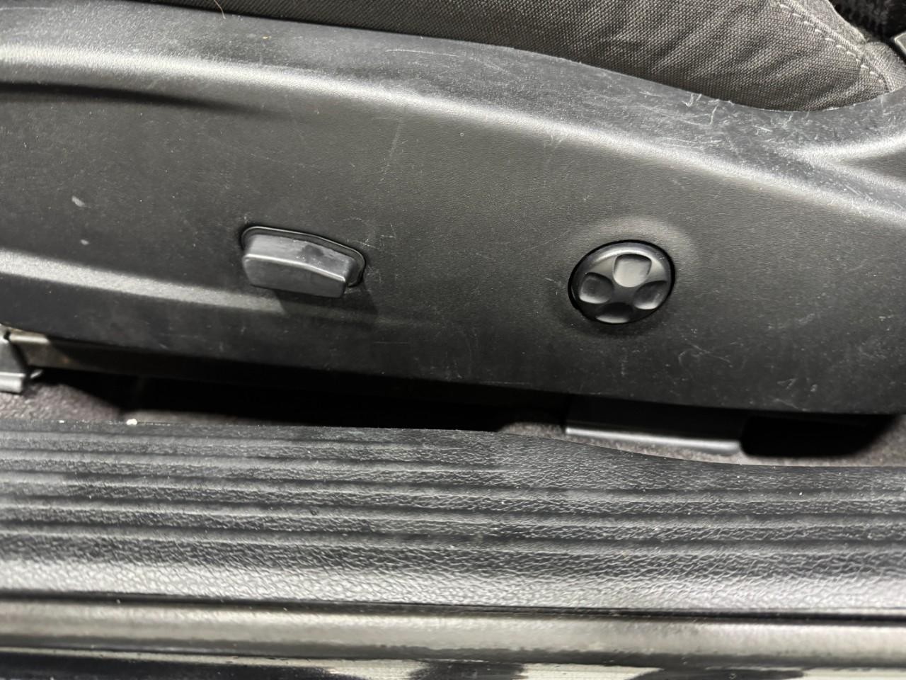 Dodge Challenger Vehicle Full-screen Gallery Image 24