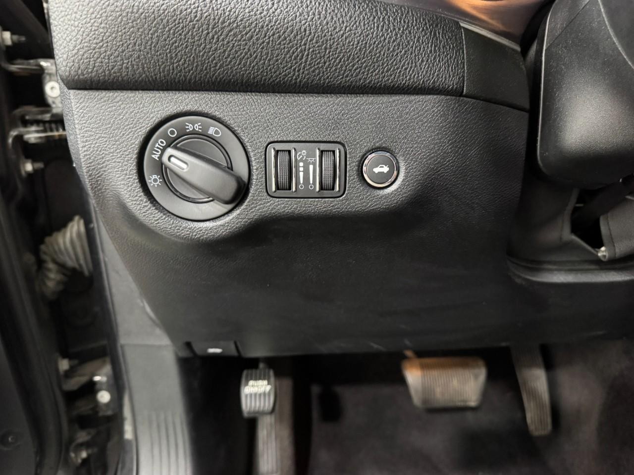 Dodge Challenger Vehicle Full-screen Gallery Image 25