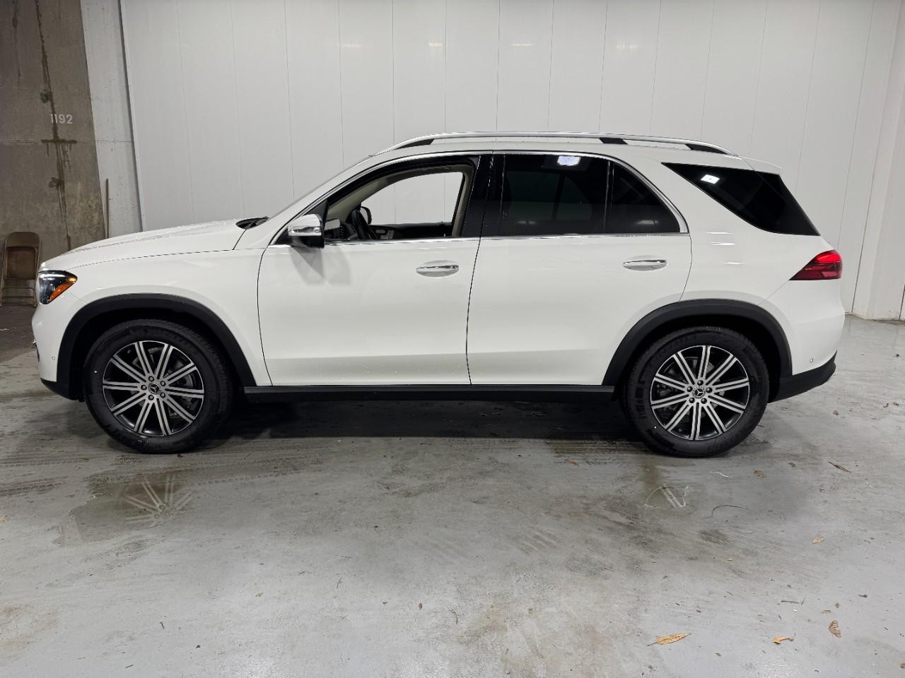 Mercedes-Benz GLE Vehicle Full-screen Gallery Image 2