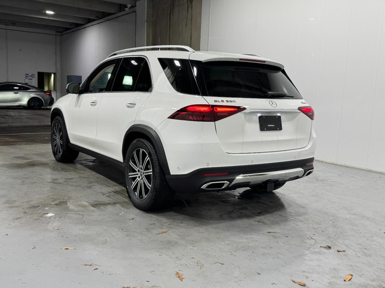 Mercedes-Benz GLE Vehicle Full-screen Gallery Image 3