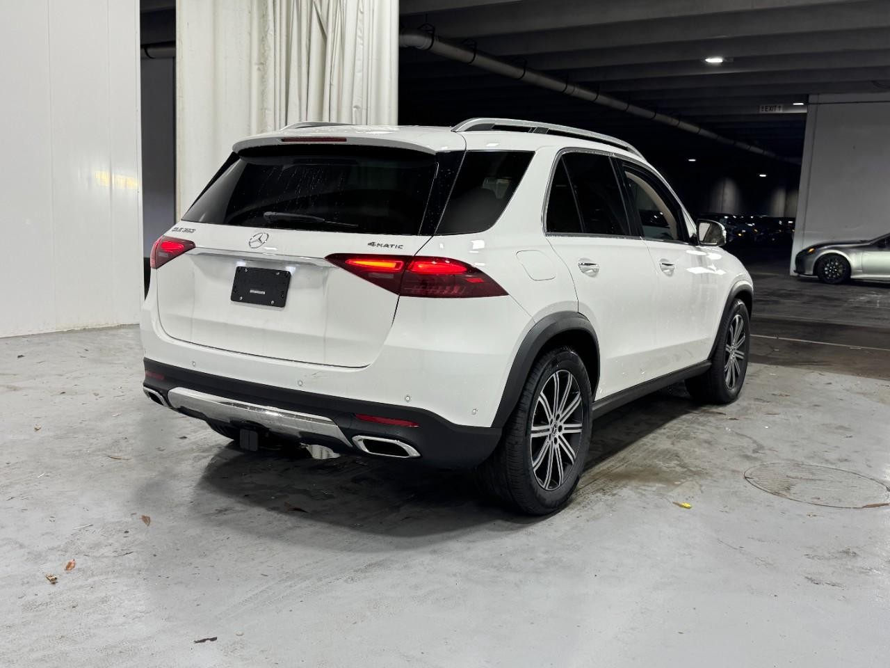 Mercedes-Benz GLE Vehicle Full-screen Gallery Image 4