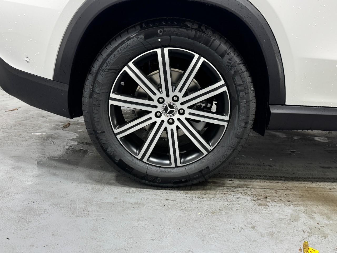 Mercedes-Benz GLE Vehicle Full-screen Gallery Image 5