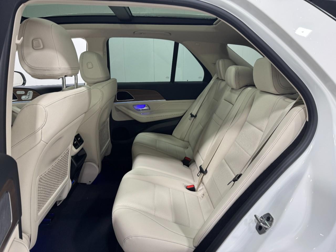 Mercedes-Benz GLE Vehicle Full-screen Gallery Image 8