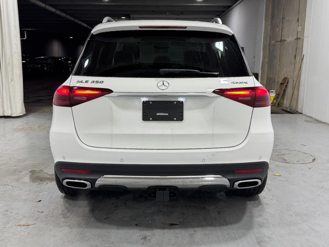 Mercedes-Benz GLE Vehicle Full-screen Gallery Image 9