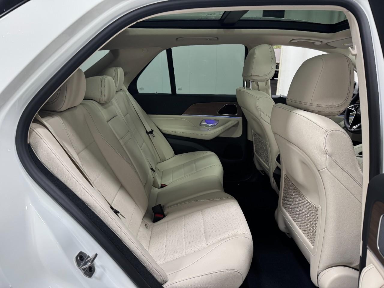 Mercedes-Benz GLE Vehicle Full-screen Gallery Image 10