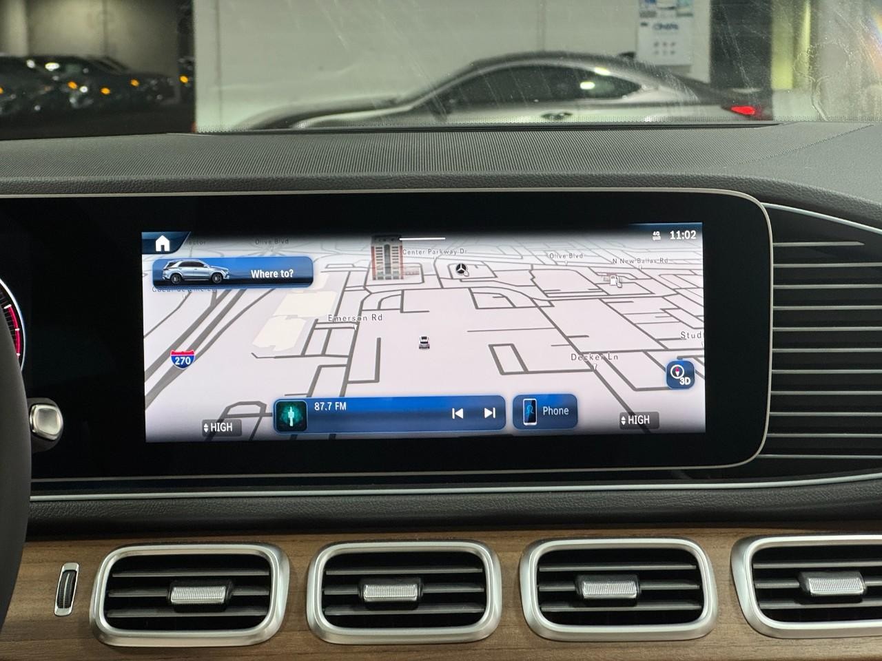 Mercedes-Benz GLE Vehicle Full-screen Gallery Image 14